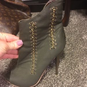 Ankle boots with peep toe 🔥